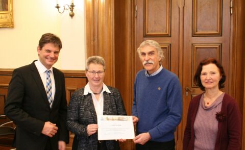 Prof. Dr. Joachim Hornegger, FAU President, Dr. Brigitte Perlick, head of the Central Office for International Affairs, Dr. Thomas Krusche, deputy head of the Student Advice and Career Service, and Ursula Ertl, University Ball organiser, with the cheque for FAU’s refugee programmProf. Dr. Joachim Hornegger, FAU President, Dr. Brigitte Perlick, head of the Central Office for International Affairs, Dr. Thomas Krusche, deputy head of the Student Advice and Career Service, and Ursula Ertl, University Ball organiser, with the cheque for FAU’s refugee programme (Image: FAU/Boris Mijat)e (image: FAU/Boris Mijat)