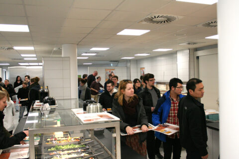 The first guests are introduced to the new menu. (Image: FAU/Boris Mijat)