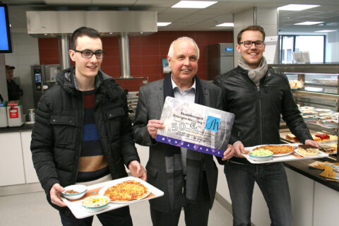 The first guests, Simon Bauch and Aaron Döhler, regularly eat at the Studentenhaus, even during the semester break. (Image: FAU/Boris Mijat)