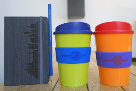 Zum Artikel "Now available in the FAU Shop: coffee mug and notebook"