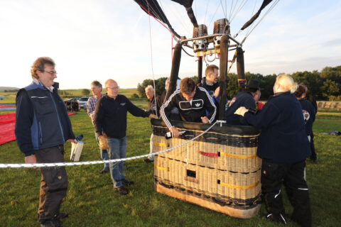 In celebration of its fiftieth birthday, the Faculty of Engineering at FAU has had a balloon sponsored on its behalf. It made its first voyage on 2 July 2016 in Fränkische Schweiz, accompanied by several other balloons. FAU President Prof. Dr. Joachim Hornegger is shown here christening the balloon. (Image: FAU/Kurt Fuchs)